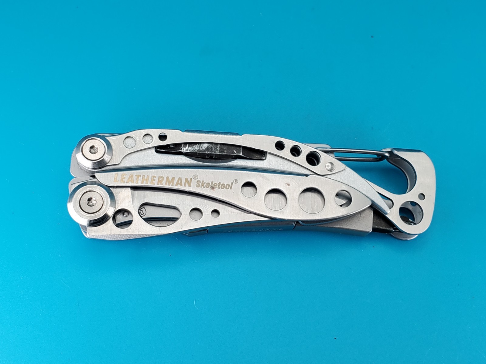 LEATHERMAN Skeletool Multi Tool – Combo Edge Blade Knife Pliers Carabiner!!!