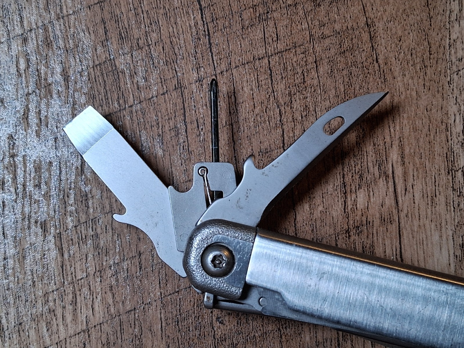 Leatherman Surge Multi-Tool Stainless Steel – Very Good Condition