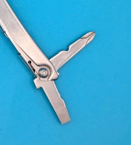 Leatherman Rev 3.8″ Multi-Tool, Stainless! *SOME RUST ON ITEM*