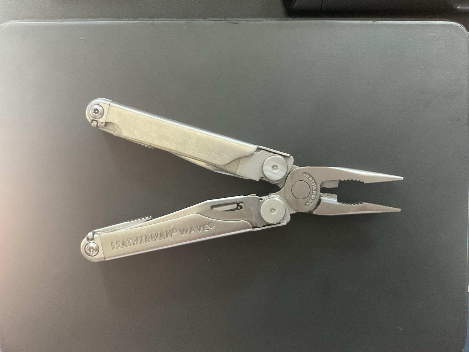 Leatherman Wave Stainless Steel Multi-Tool 17 Tools Part Serrated, Sheath