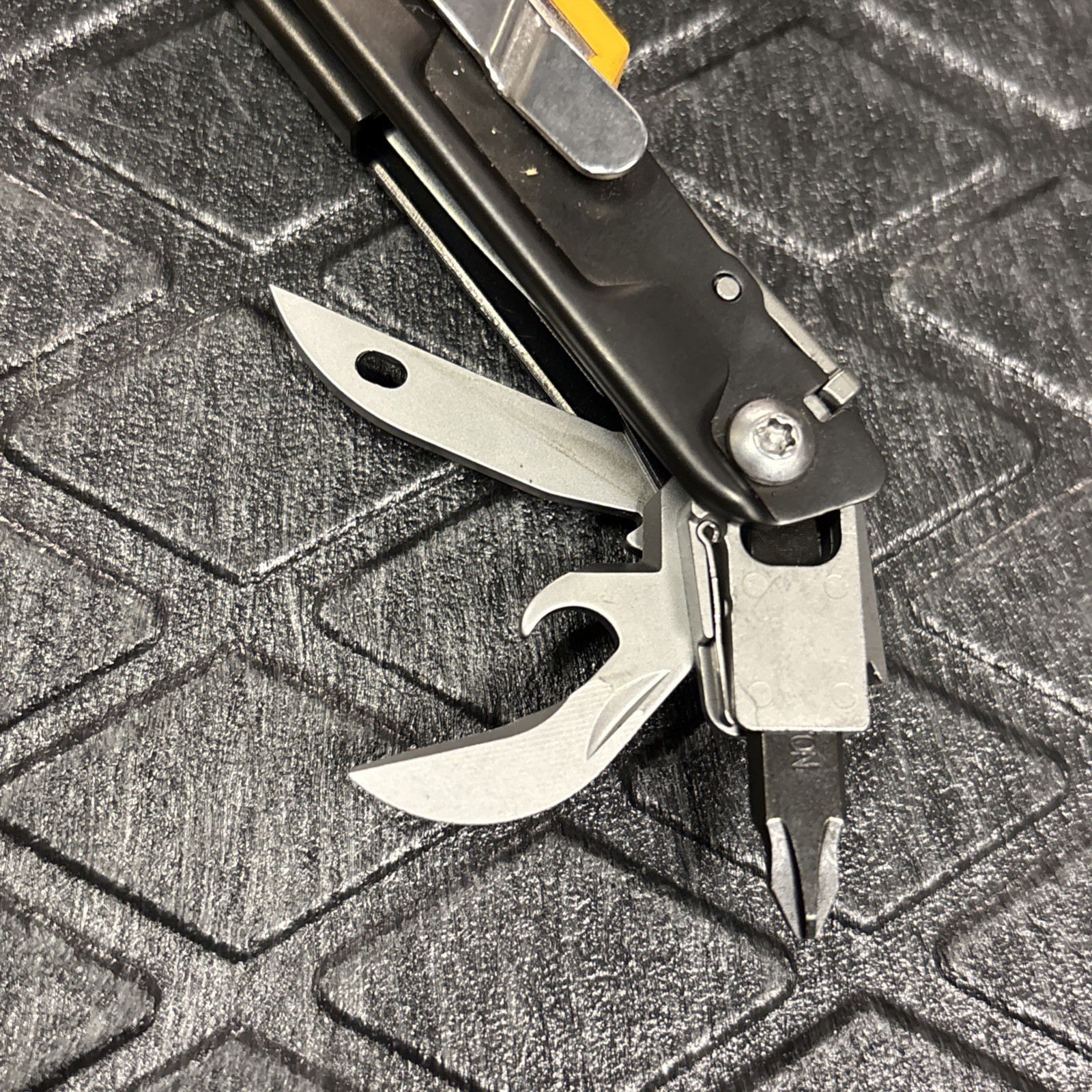 LEATHERMAN Signal Multi-Tool! Excellent!