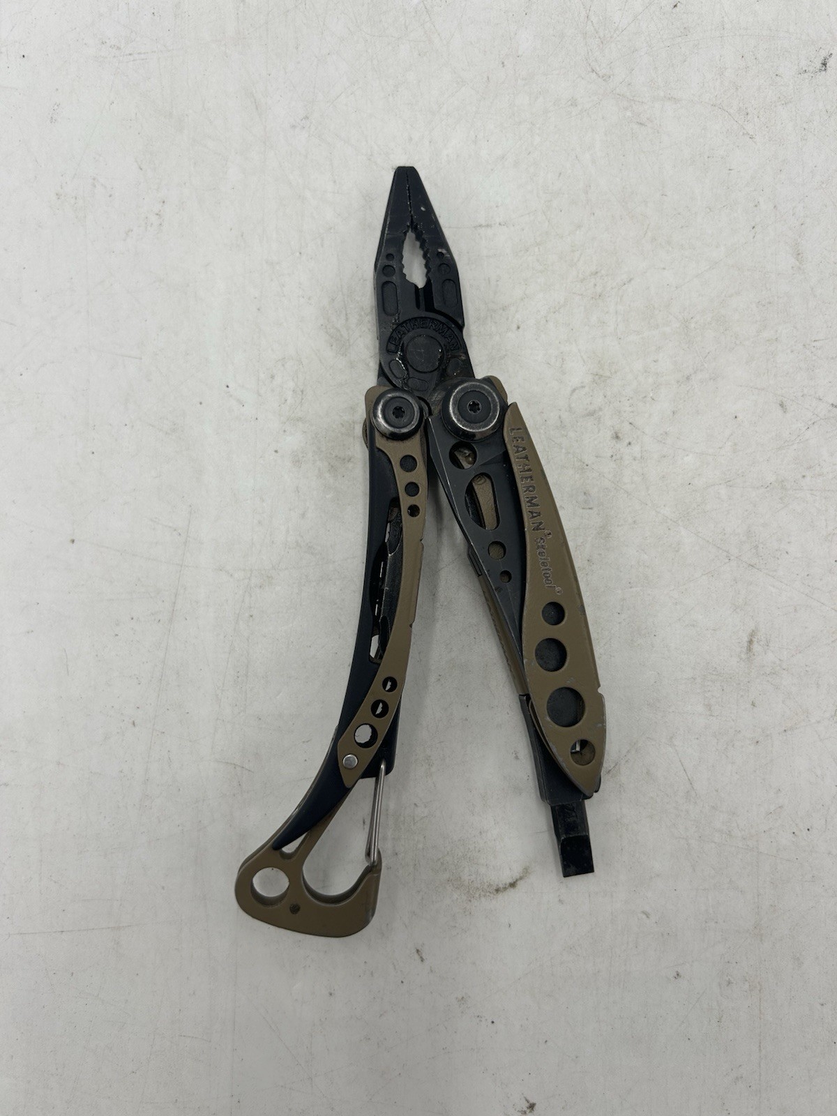 LEATHERMAN Skeletool Multi Tool – Combo Edge Blade Knife Pliers Carabiner (READ)
