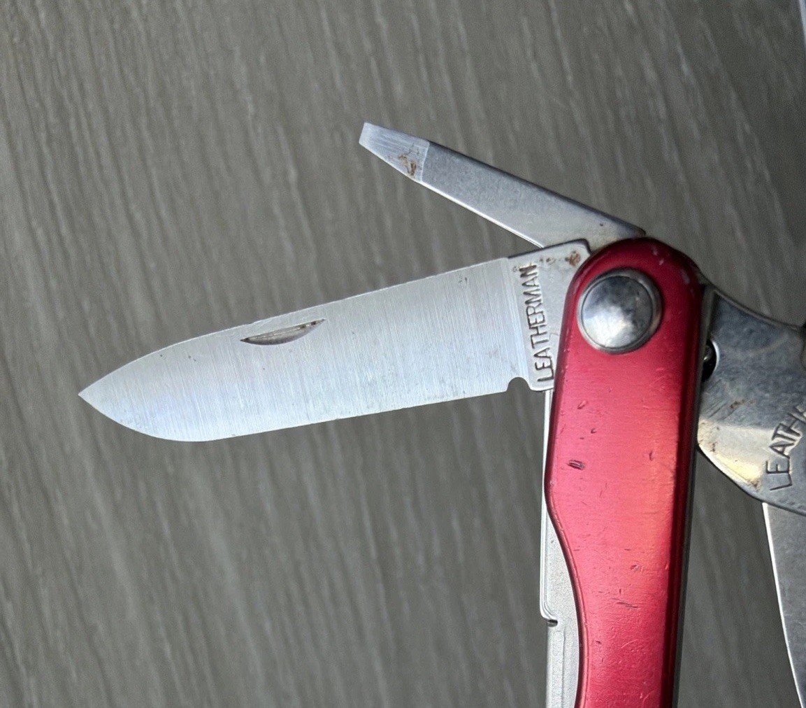 Leatherman Squirt S4 MultiTool Scissors Knife File Drivers Tweezers Red Metallic
