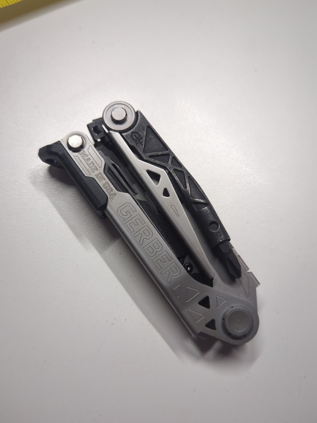 GERBER CENTER-DRIVE MULTITOOL SILVER/ Black, Replaceable Cutter Blade
