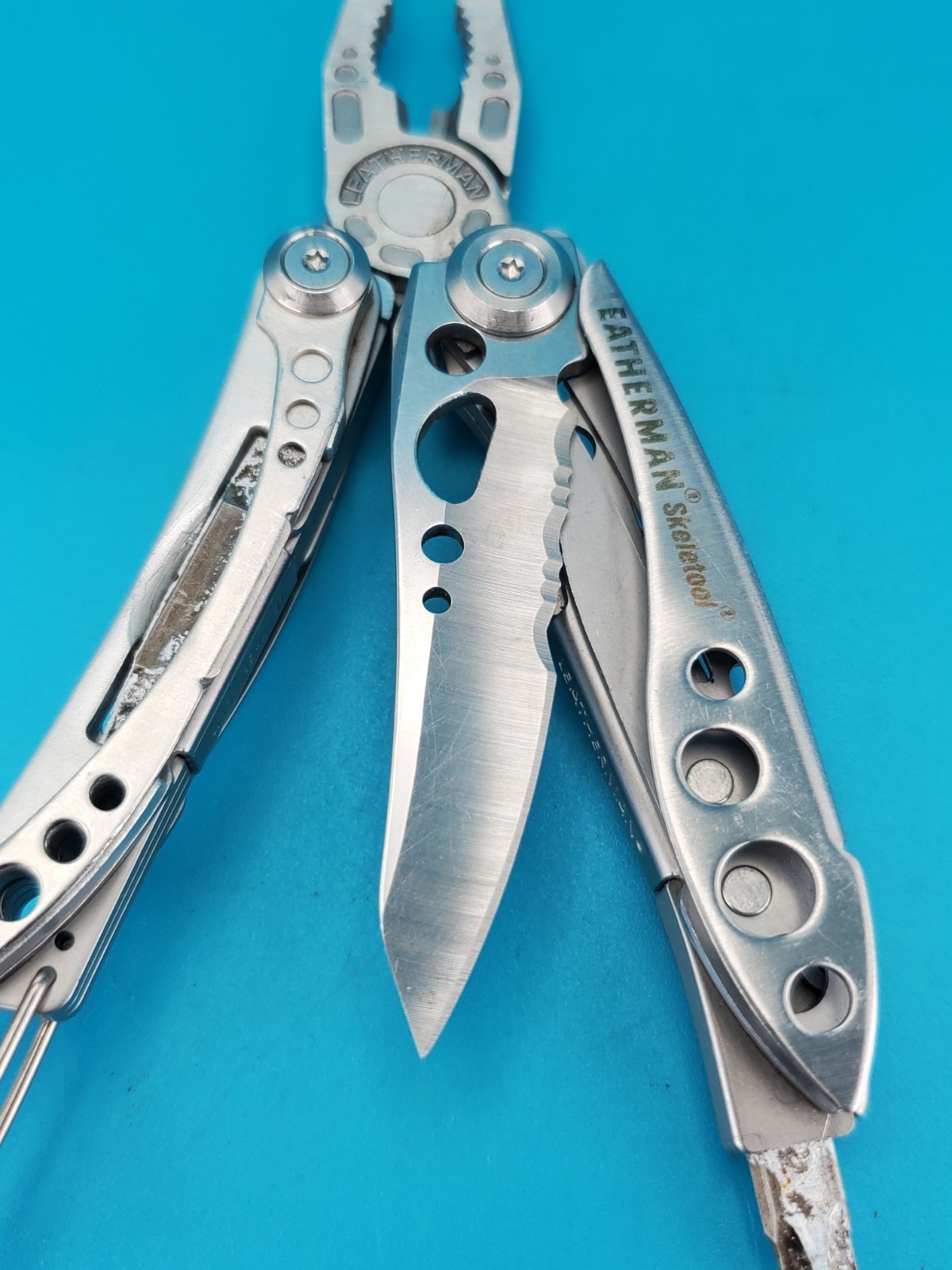 LEATHERMAN Skeletool Multi Tool – Combo Edge Blade Knife Pliers Carabiner!!!