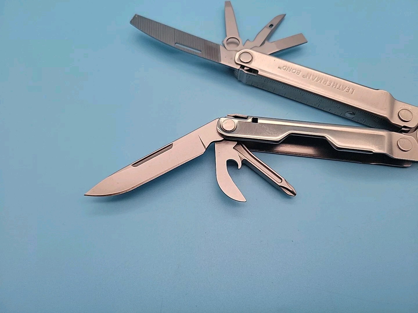 LEATHERMAN Bond Multitool – Knife, File, Screwdrivers, Pliers – Silver