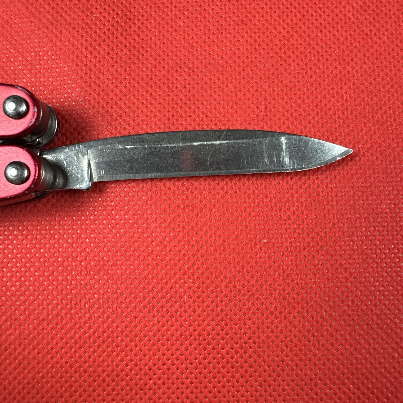Retired Red Gen 1 Pat pending Leatherman Juice C2 Multitool + pouch.