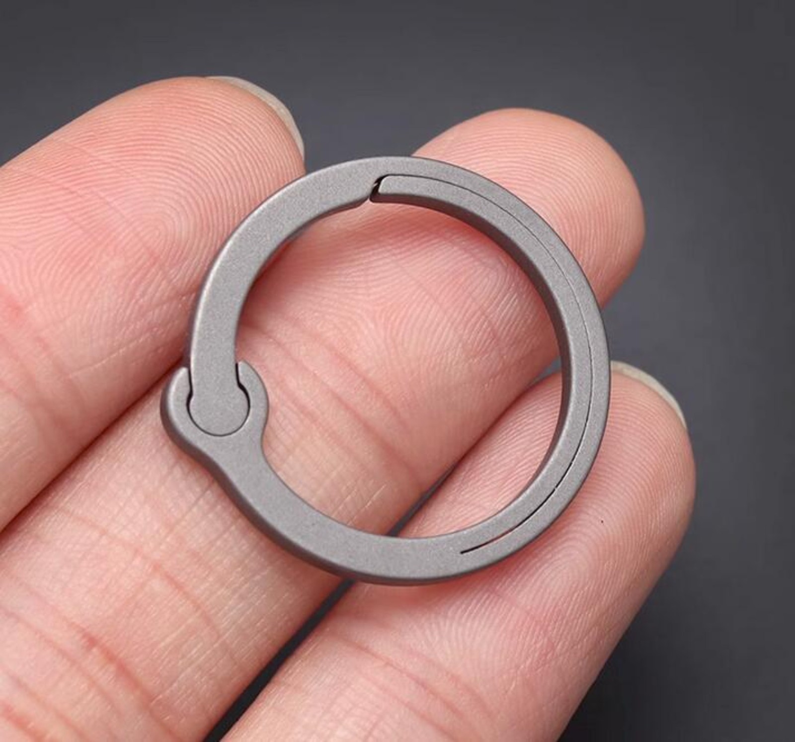 EDC 1 PC Small Portable Titanium Alloy Key Ring Buckle Openable Car Keyring