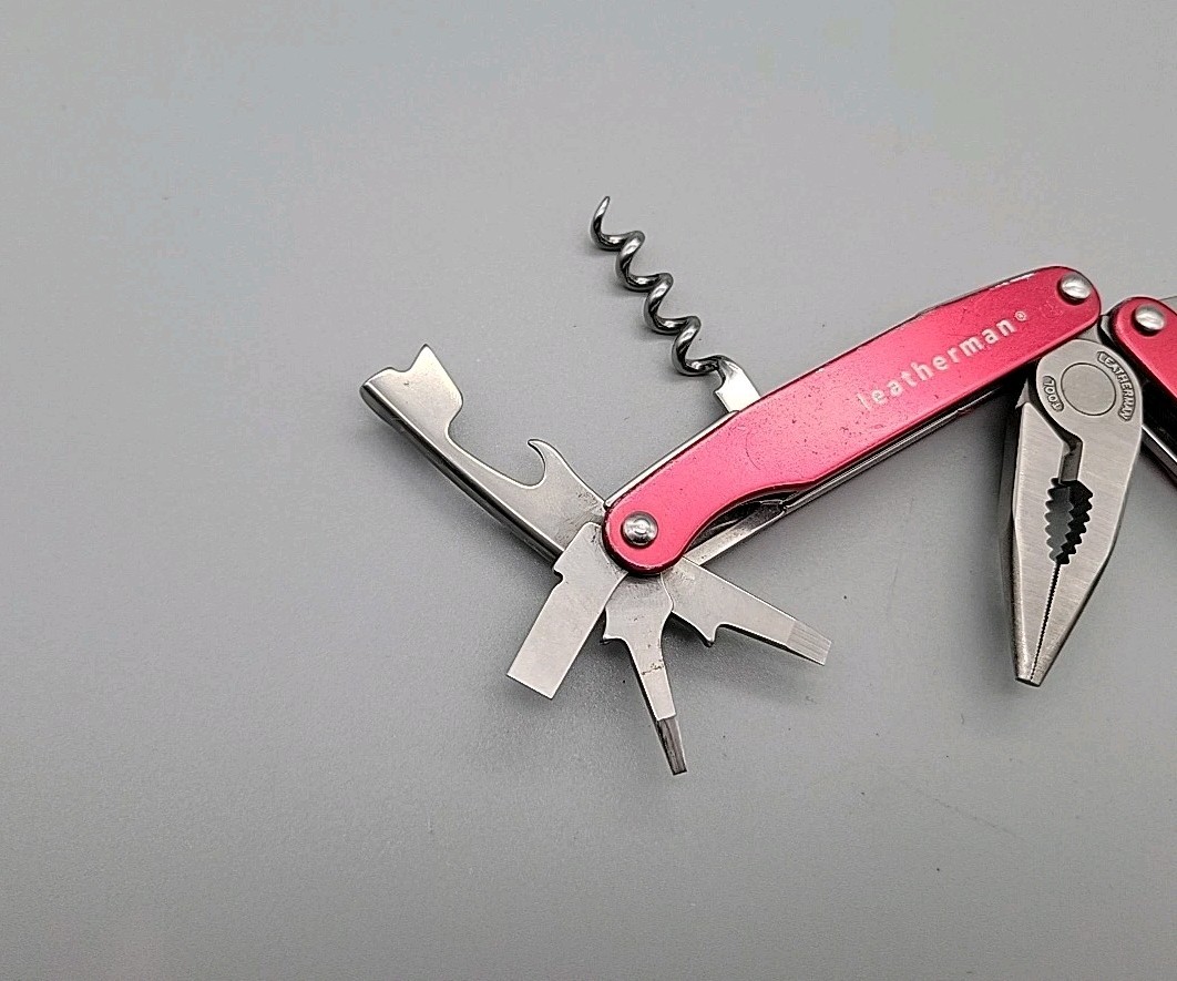 Leatherman JUICE C2 Multitool – Dated 0508 – Red – Knife, Pliers *Retired*
