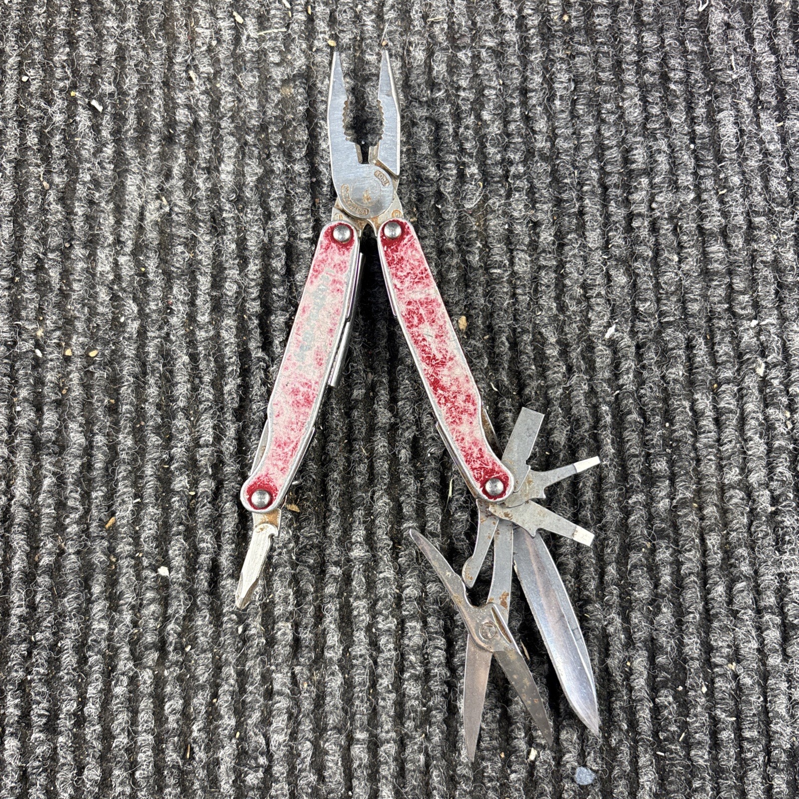 Retired LEATHERMAN Juice SC2 Inferno Red Multi-Tool Pliers (188)