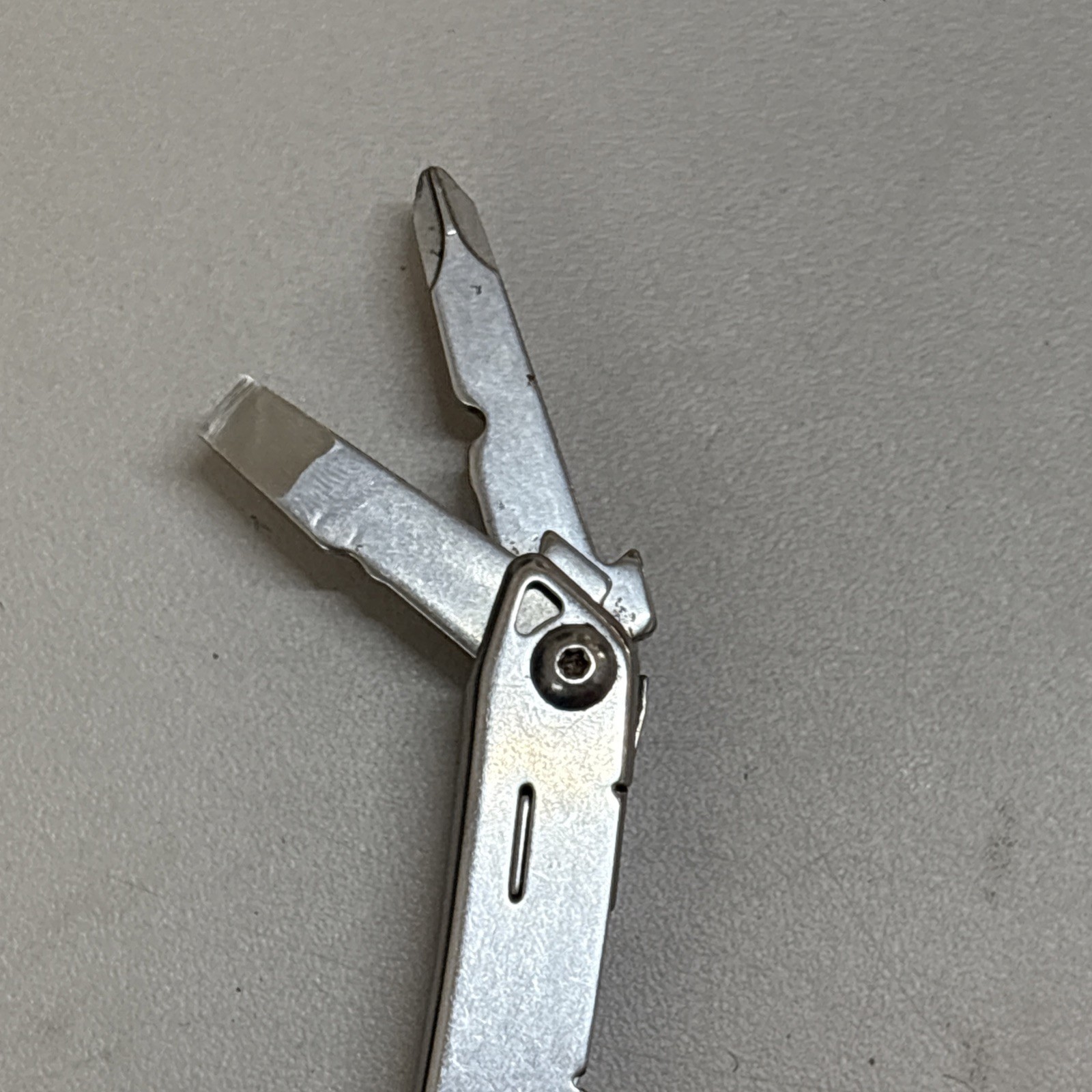 Leatherman Wingman Multitool with 14 tools Needle Nose pliers, wire cutter (026)