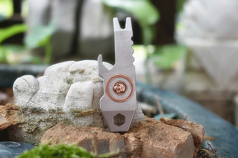 1PC EDC Titanium Inlaid Skull Multi Tools Pry Bar Crowbar Wrench Opener Keychain
