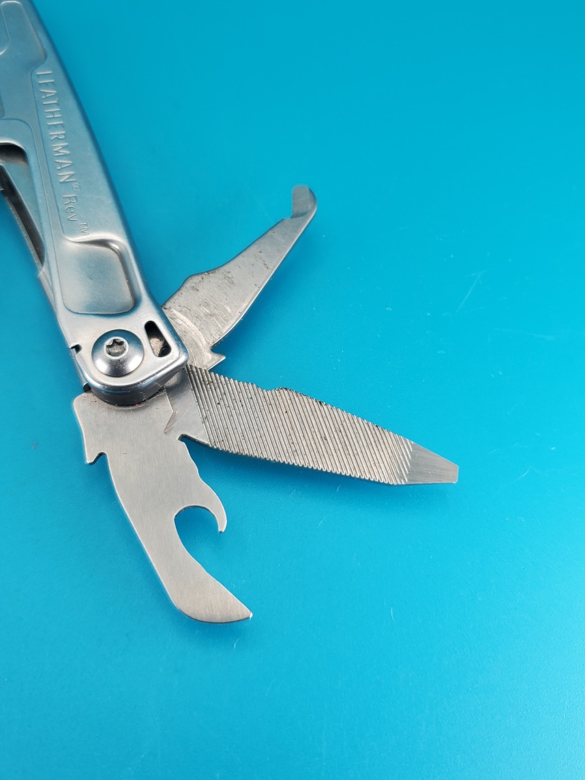 Leatherman Rev 3.8″ Multi-Tool, Stainless! *CHIPPED BLADE TIP*