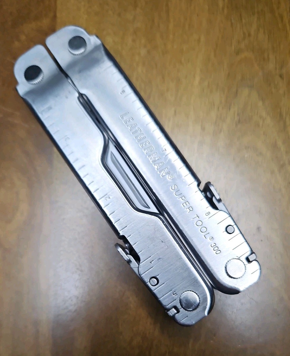 Leatherman Super Tool 300 Multitool w/Leather Sheath Excellent EDC