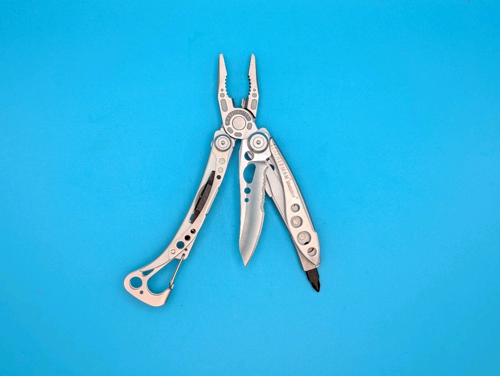LEATHERMAN Skeletool Multi Tool – Combo Edge Blade Knife Pliers Carabiner!!!