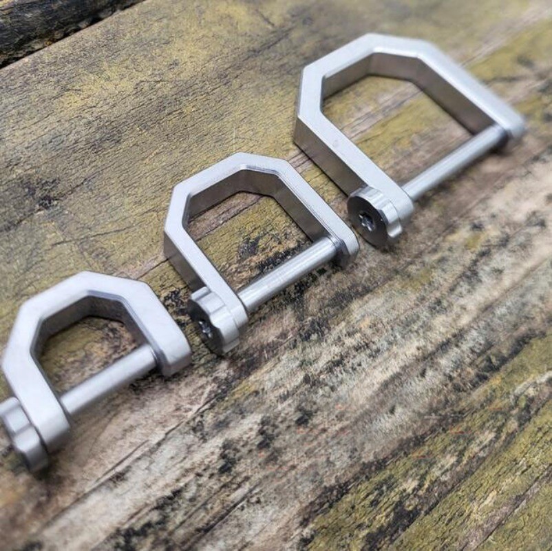 EDC Creative D Type Buckle Titanium Alloy Horseshoe Buckle car Keychain Tool Toy