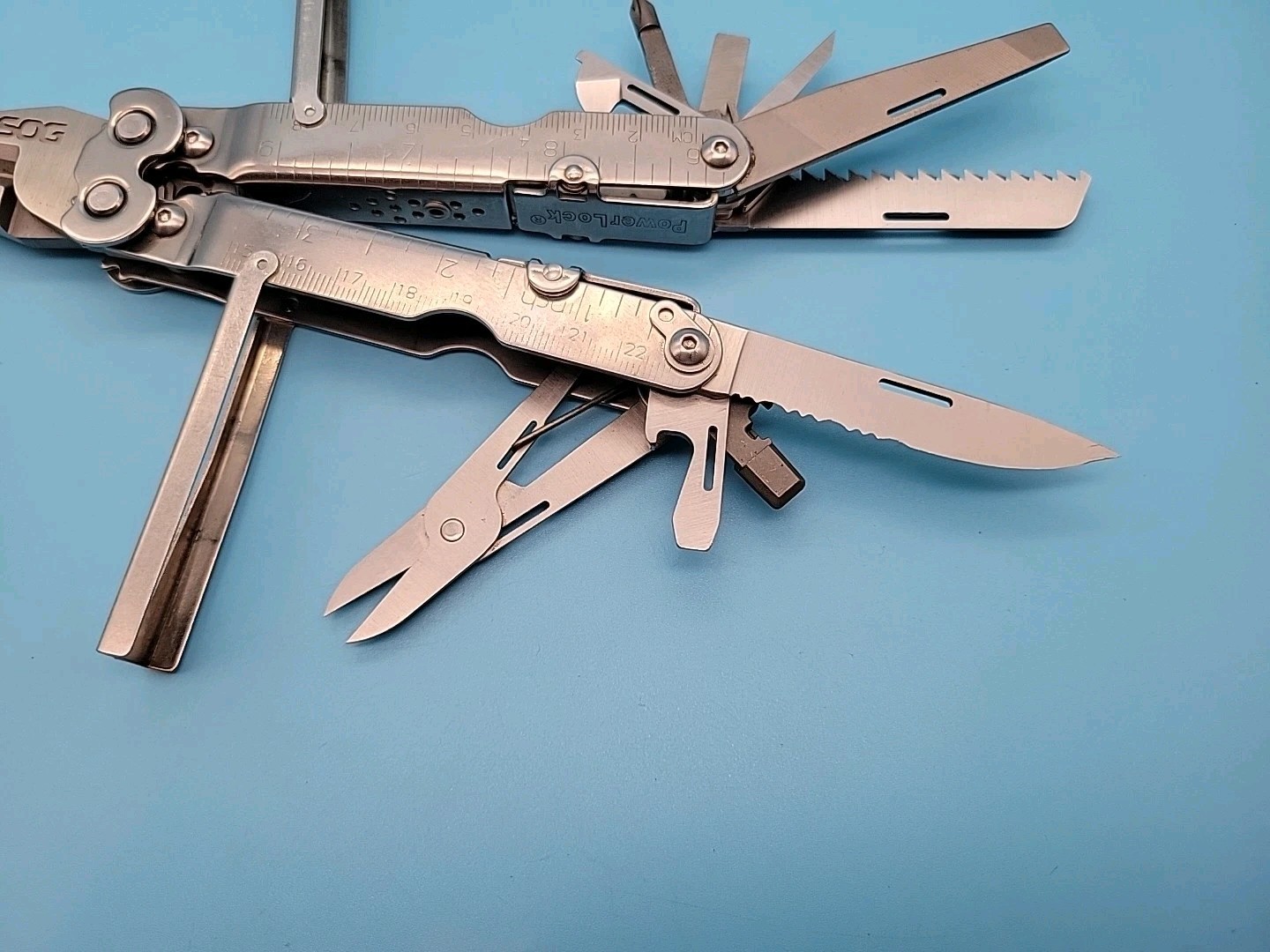 SOG PowerLock Multi-Tool – Silver – Screwdrivers, Pliers, Saw, Knife, Scissors