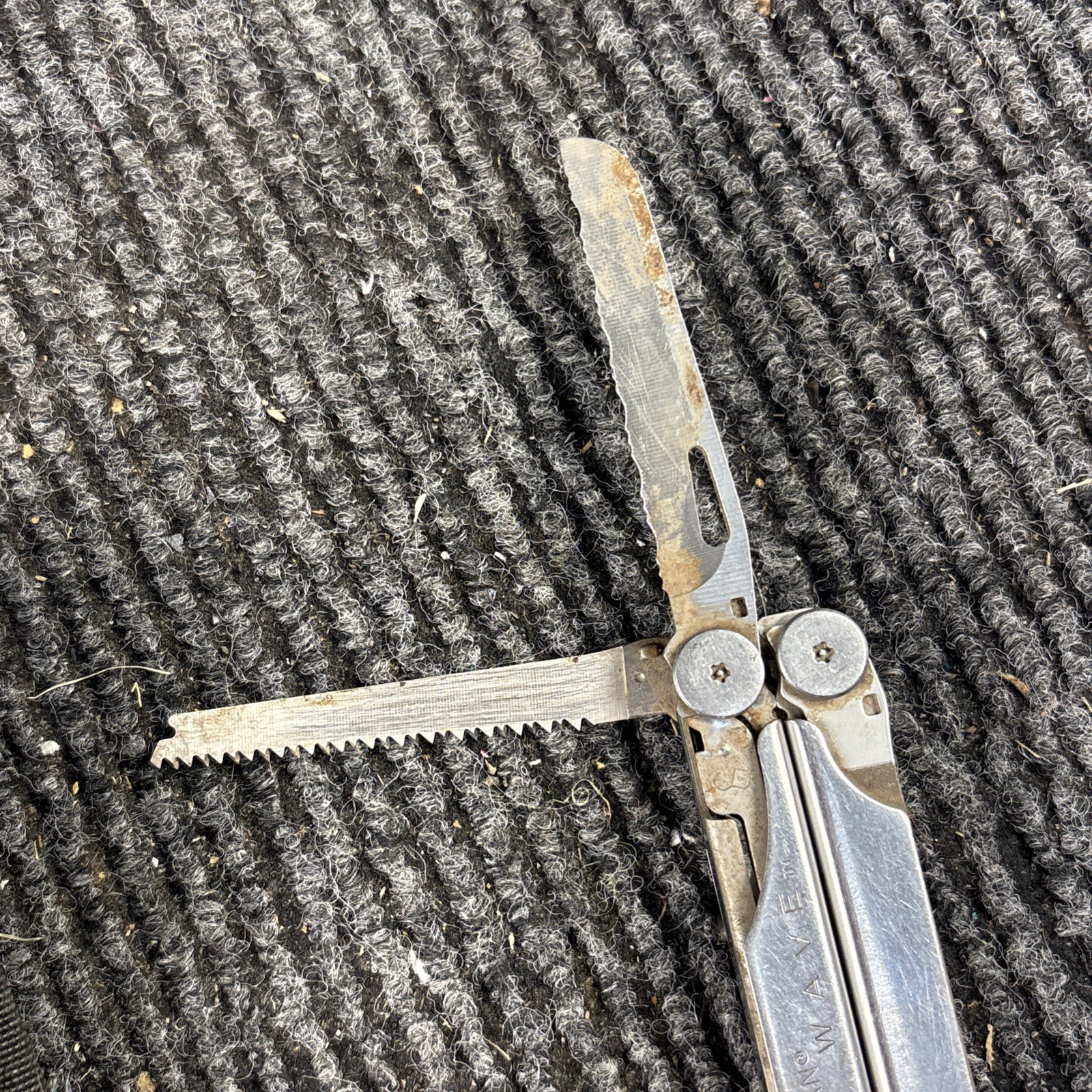 Leatherman Wave Original 17-in-1 All-Purpose Multi-Tool with wave Sheath (107)
