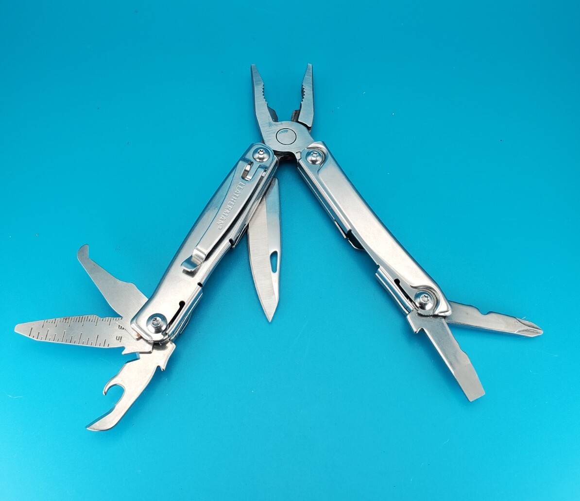 Leatherman Rev 3.8″ Multi-Tool, Stainless! *RUST ON ITEM*