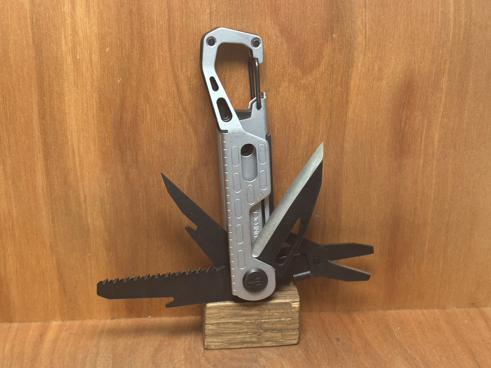 Gerber STAKE OUT Camp Tool 2.5″ Silver Plain Blade Carabiner 11 Tools EXCELLENT!
