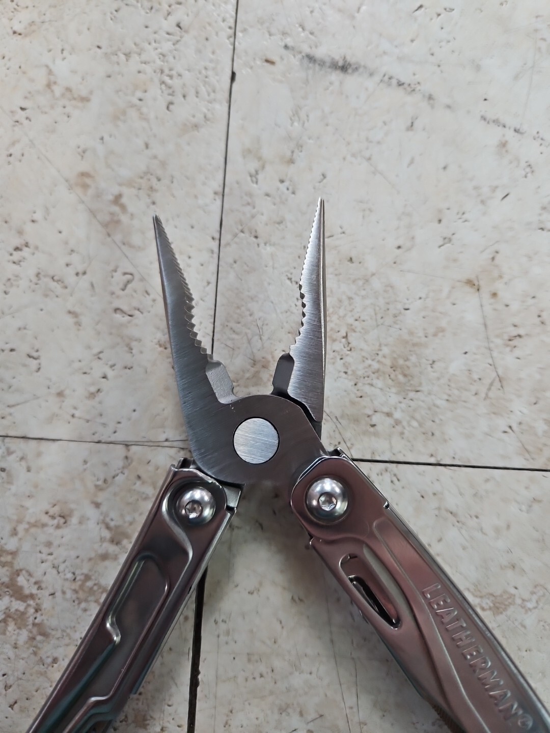 Leatherman Bolster Multi-Tool, Spring Pliers, Stainless, Easy access knife