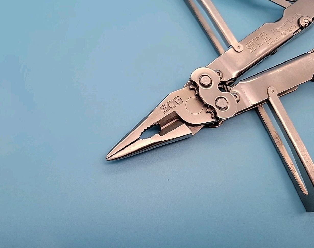 SOG PowerLock Multi-Tool – Silver – Screwdrivers, Pliers, Saw, Knife, Scissors