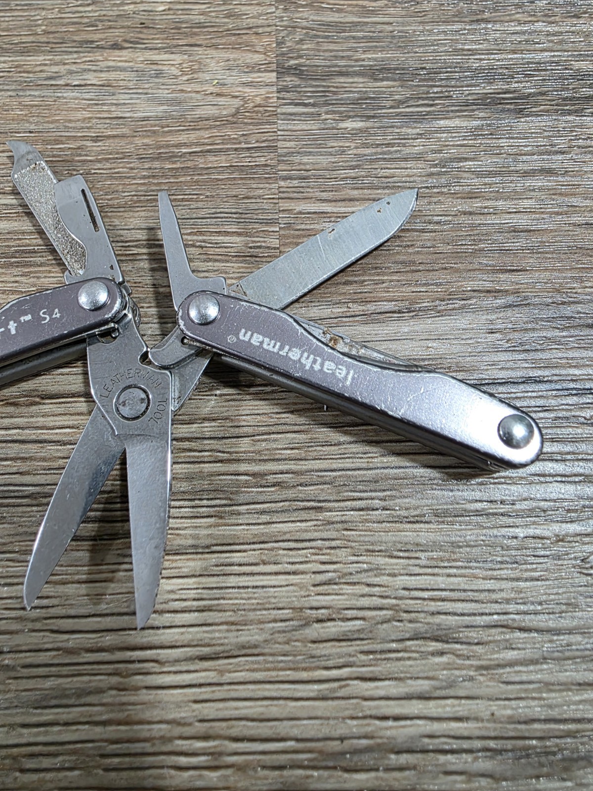 Leatherman Squirt S4 Stainless Steel Multitool Keychain – Gray