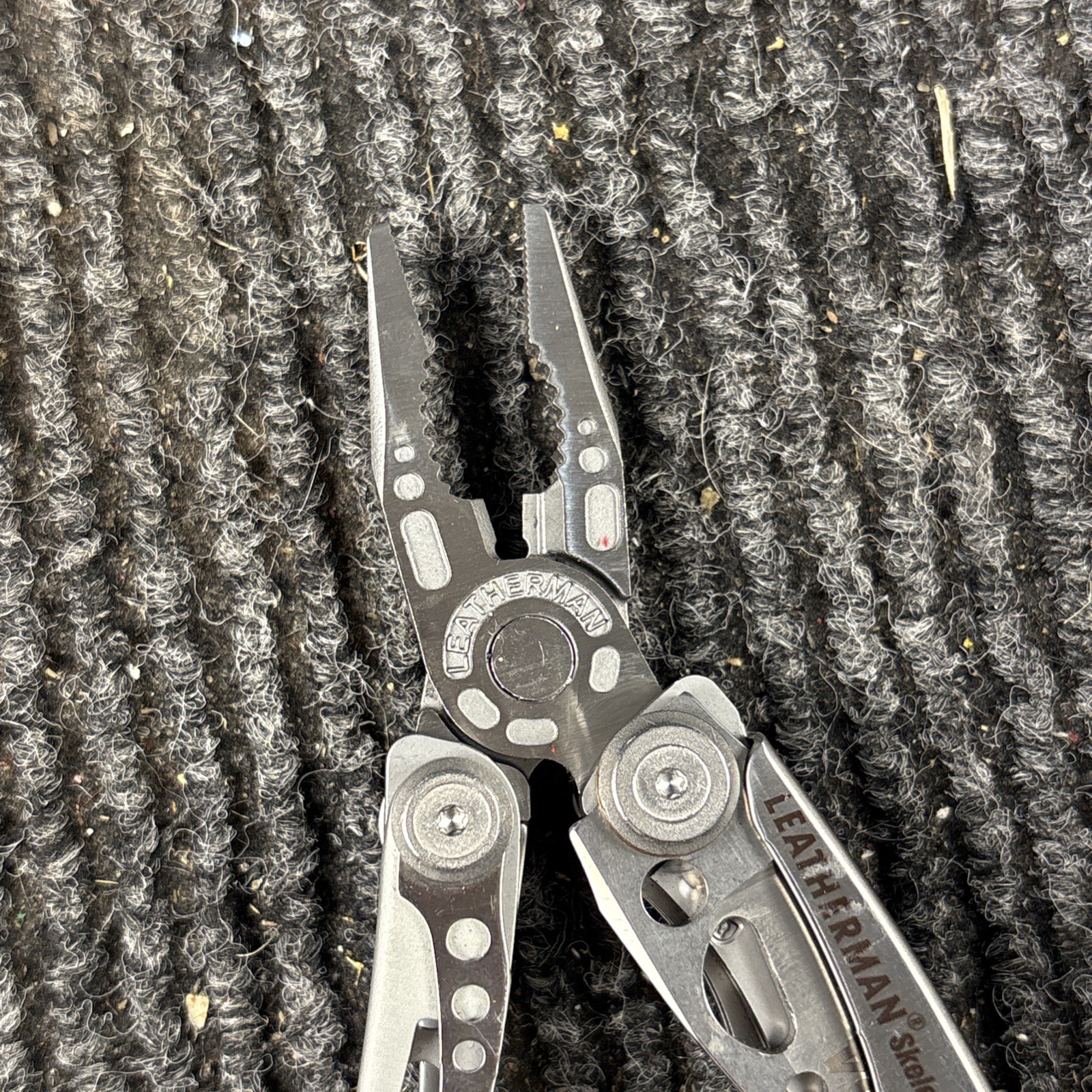 LEATHERMAN Skeletool Multi Tool – Combo Edge Blade Knife Pliers Carabiner (074)