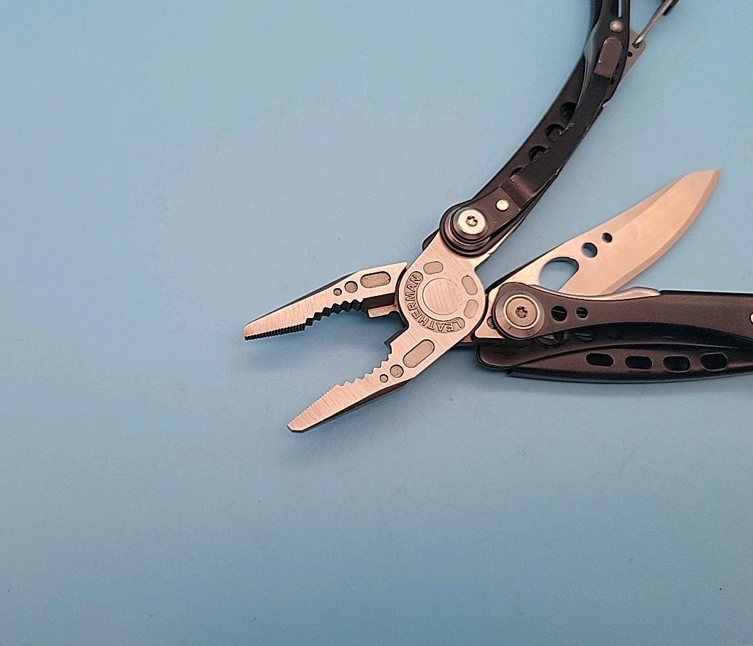 Leatherman Skeletool CX Multi-Tool – Plain Edge 154CM Blade – Driver Bits