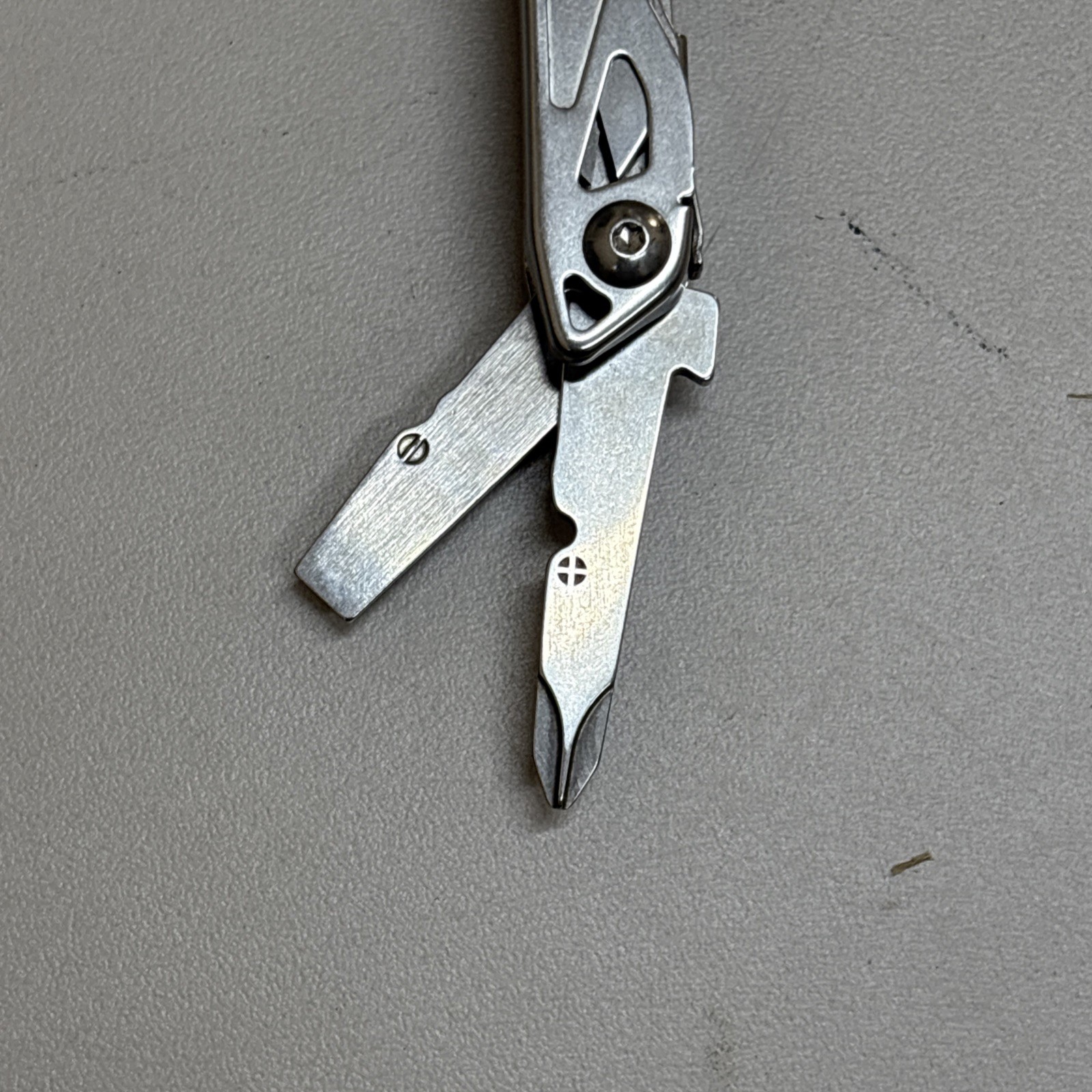 Leatherman Wingman Multitool with 14 tools Needle Nose pliers, wire cutter (038)