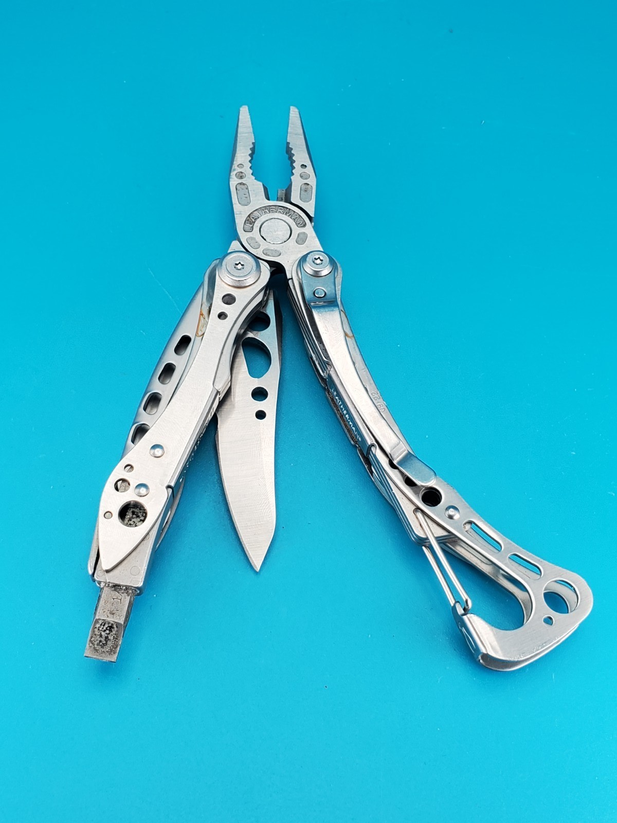 LEATHERMAN Skeletool Multi Tool – Combo Edge Blade Knife Pliers Carabiner!!!