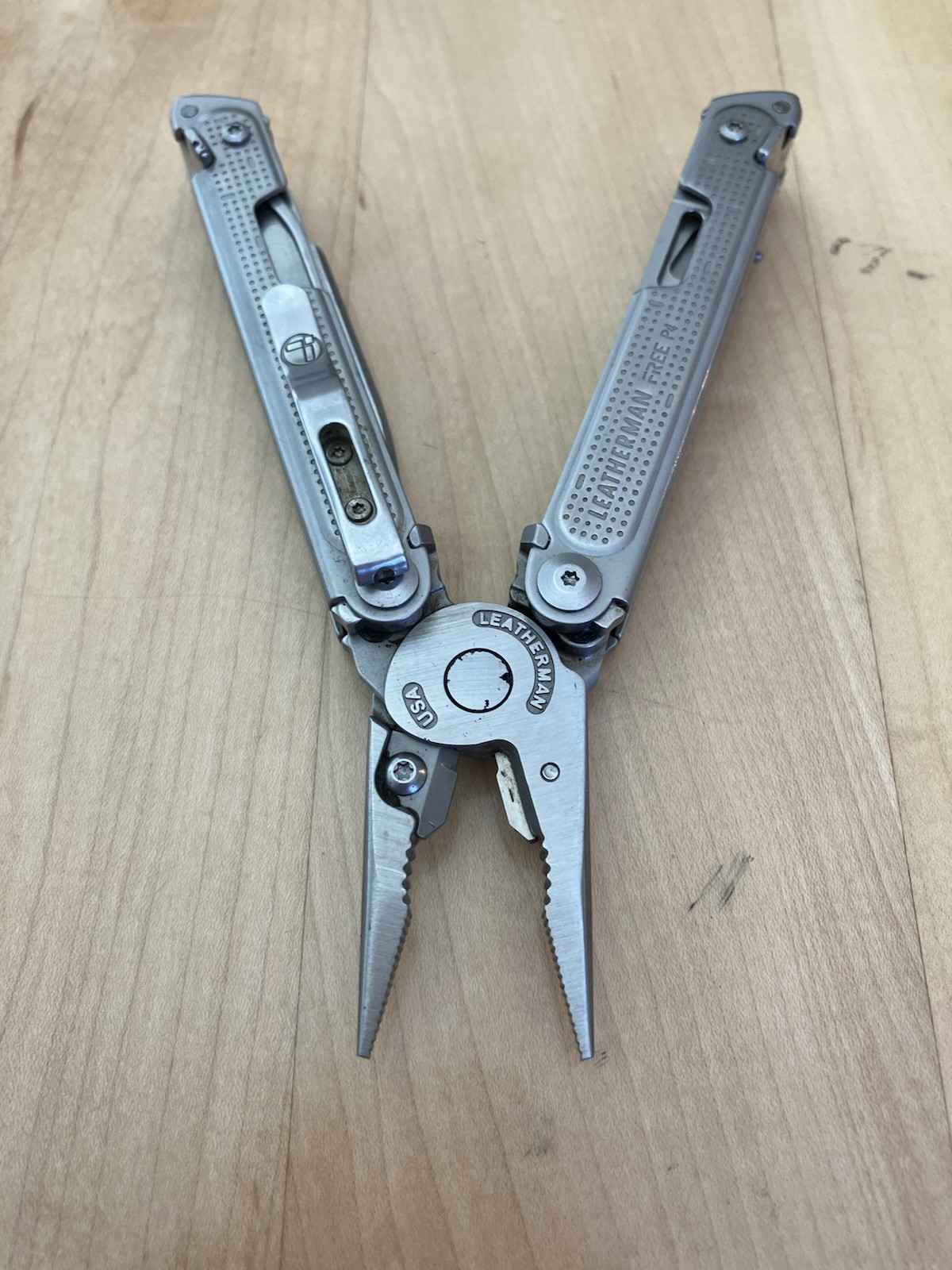 Leatherman Free P4 Stainless Steel Multi-Tool Knife – Rare Discontinued Model