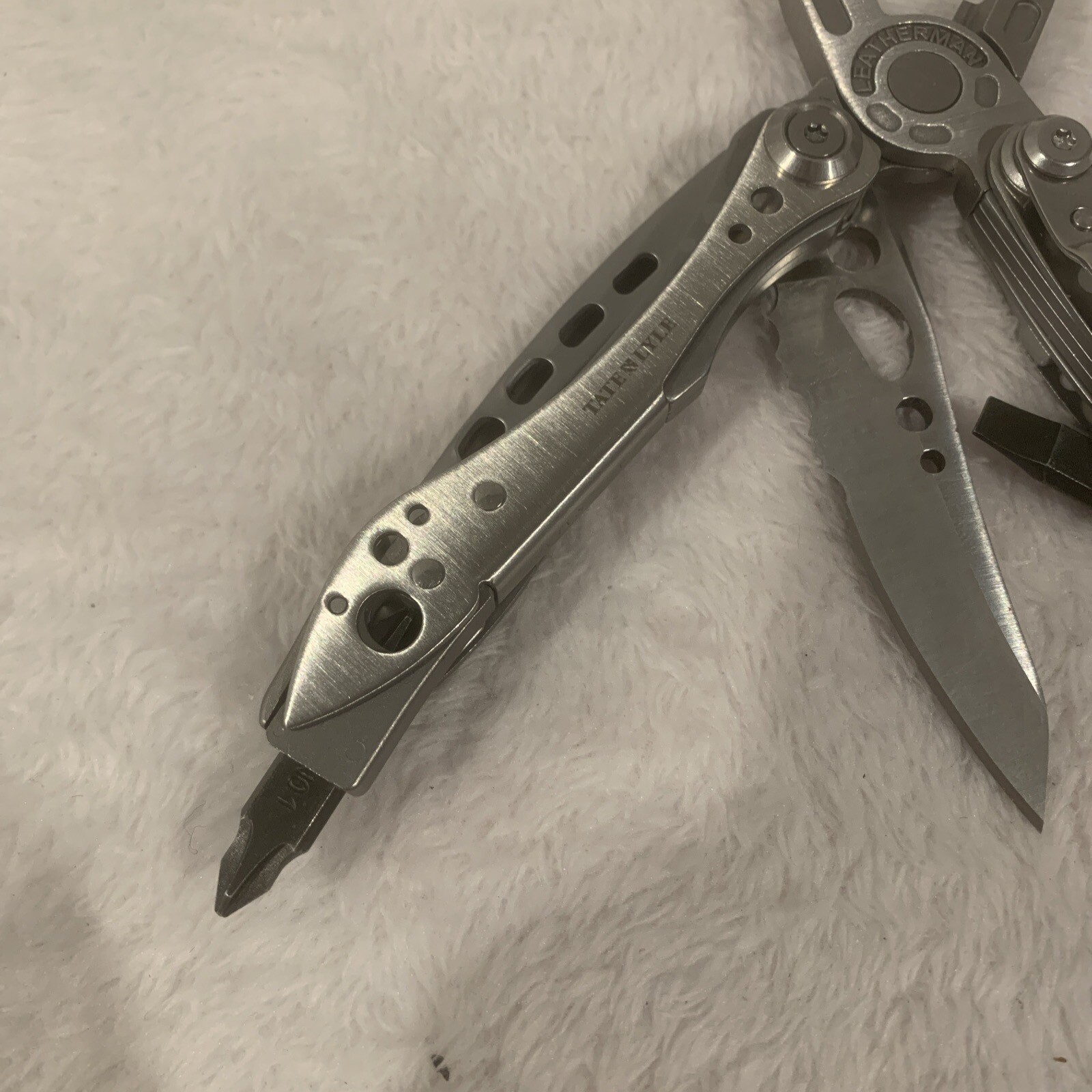 LEATHERMAN Skeletool Multi Tool – Combo Edge Blade Knife Pliers Carabiner!