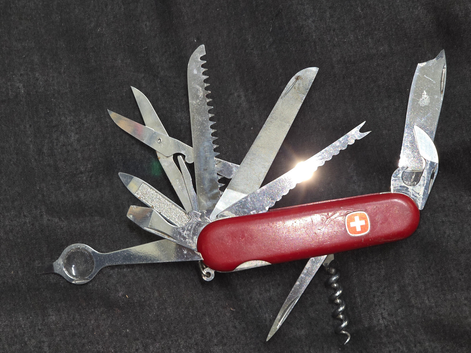 Victorinox Swiss Army Multi-Tool, Hiker Pocket Knife ( 11 FUNCTION )