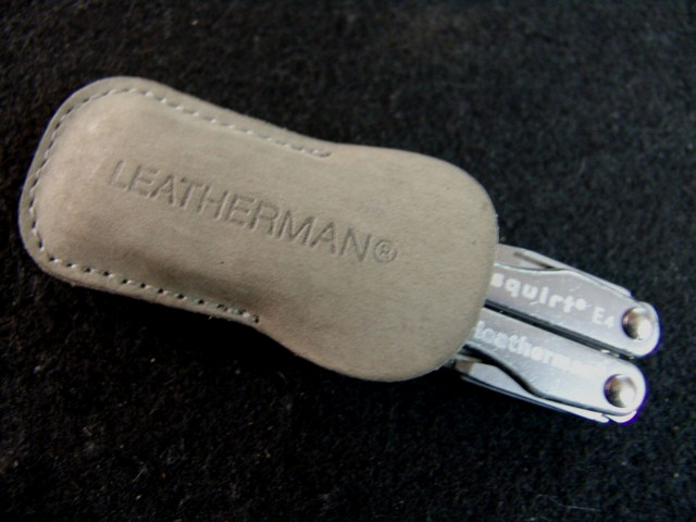 LEATHERMAN SQUIRT E4-ELECTRICIAN WIRE STRIPPER MULITOOL-RETIRED-w/ LEATHER POUCH