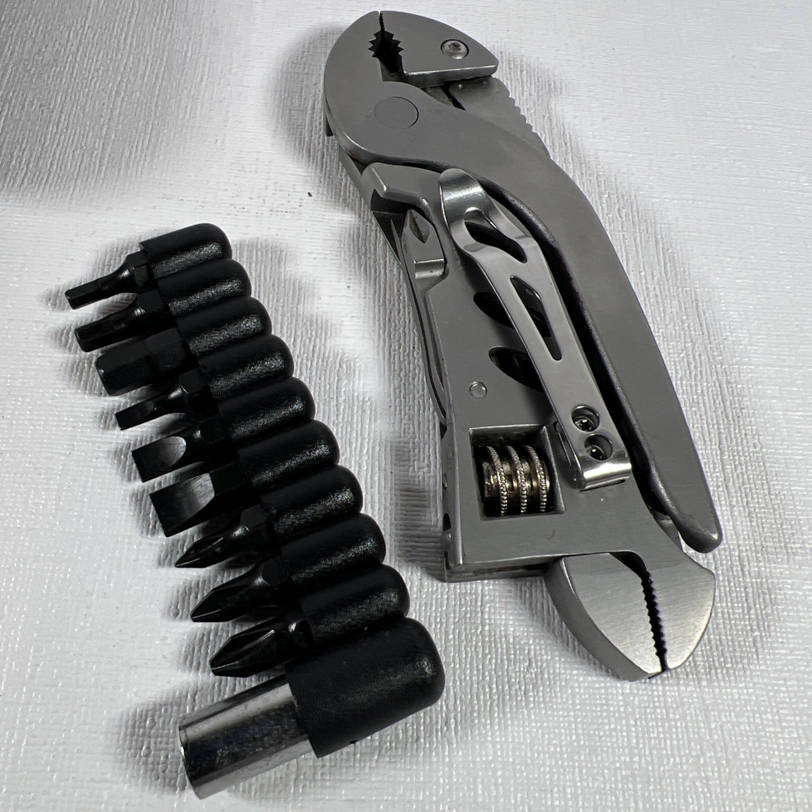 Multitool Wrench With 7 Tools/Pliers/Wire Cutter/Flat Screwdriver/Phillips Sc