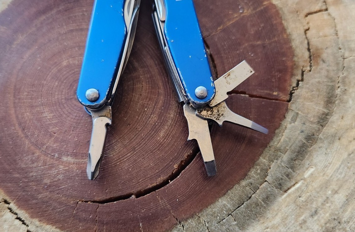 Leatherman Juice CS4 Blue – Pliers Blade Corkscrew – Great (READ) – T16