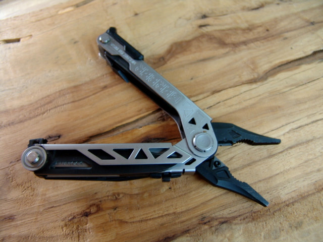 GERBER-CENTER DRIVE-MULTI PLIER-w/ BITS-GERBER CASE-STAINLESS & BLACK-NEAR MINT