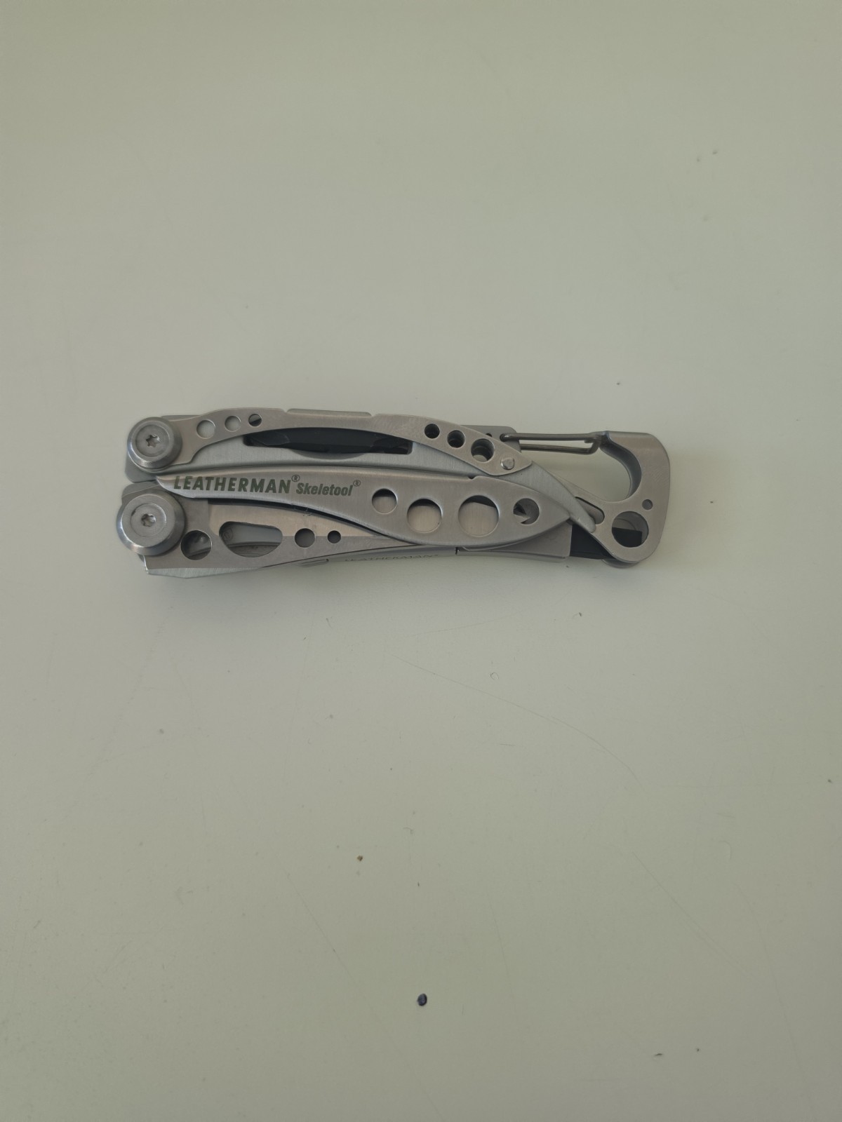 LEATHERMAN Skeletool Multi Tool – Combo Edge Blade Knife Pliers Carabiner
