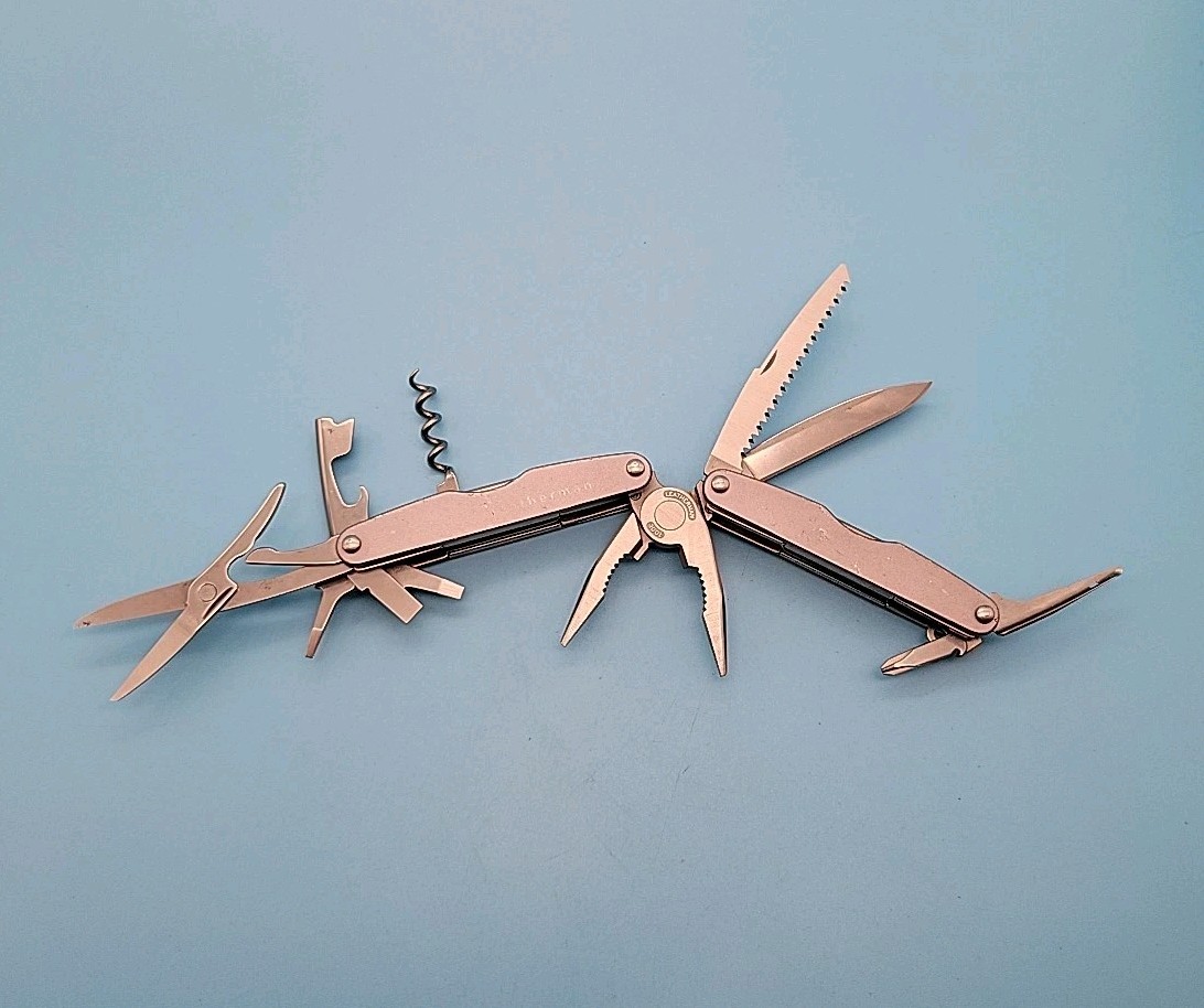 Leatherman JUICE CS4 Multi-Tool Dated 0402 – Pliers, Knife – Gray – Discontinued