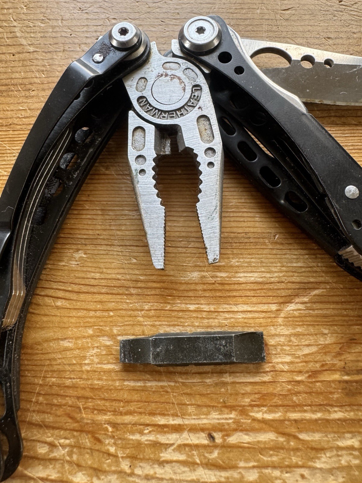Leatherman Skeletool CX Multitool Plain Blade 154CM Steel Carbon Fiber