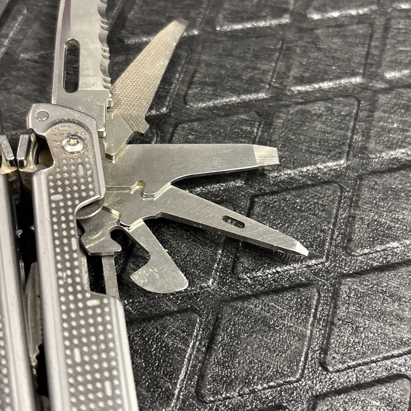 Leatherman Free P4 One Hand Opening Multi Tool Retired Rare Nice Condition