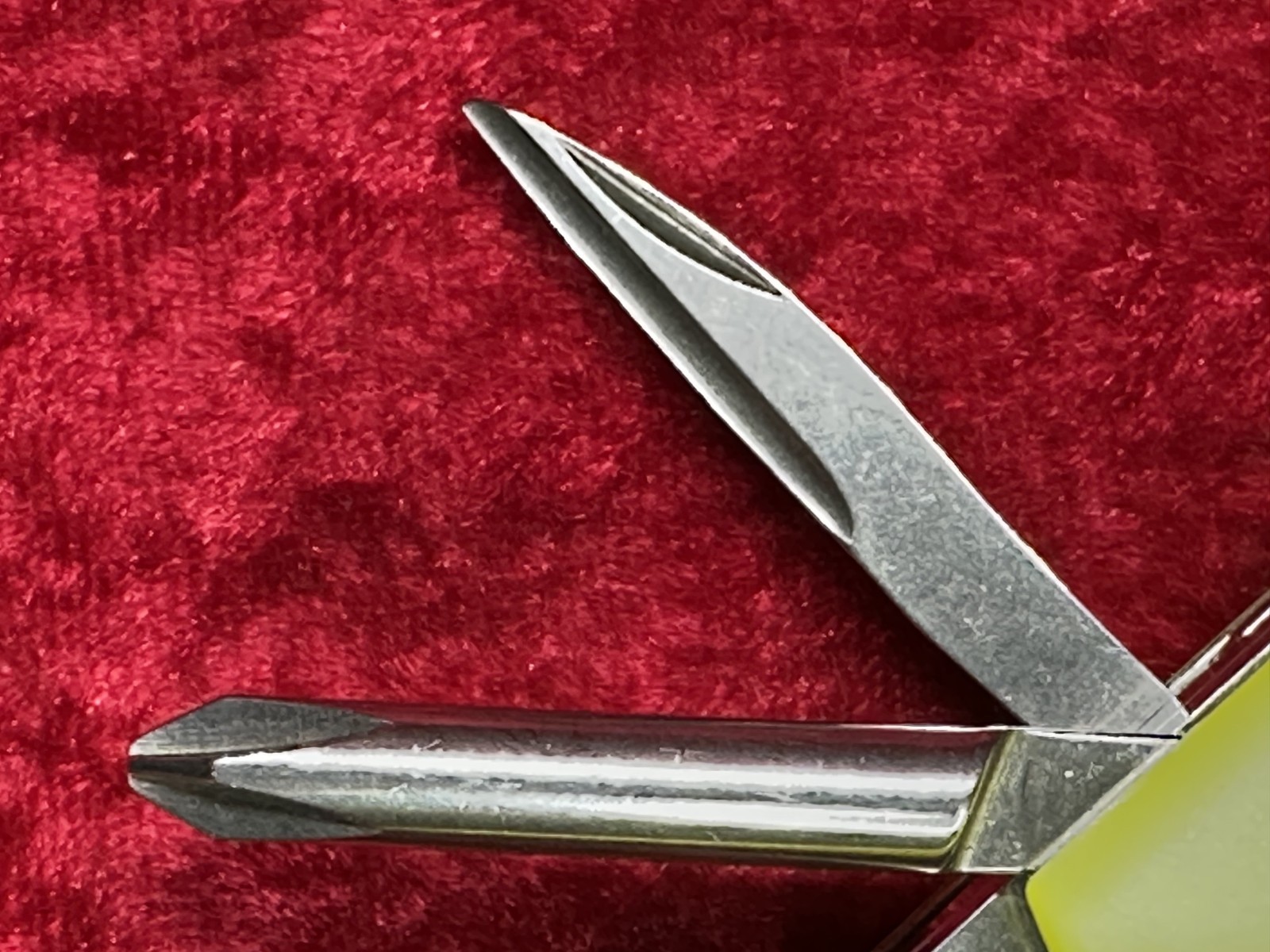 Victorinox RescueTool StayGlow Handle Large Swiss Army Knife 111mm 11 Tool (642)