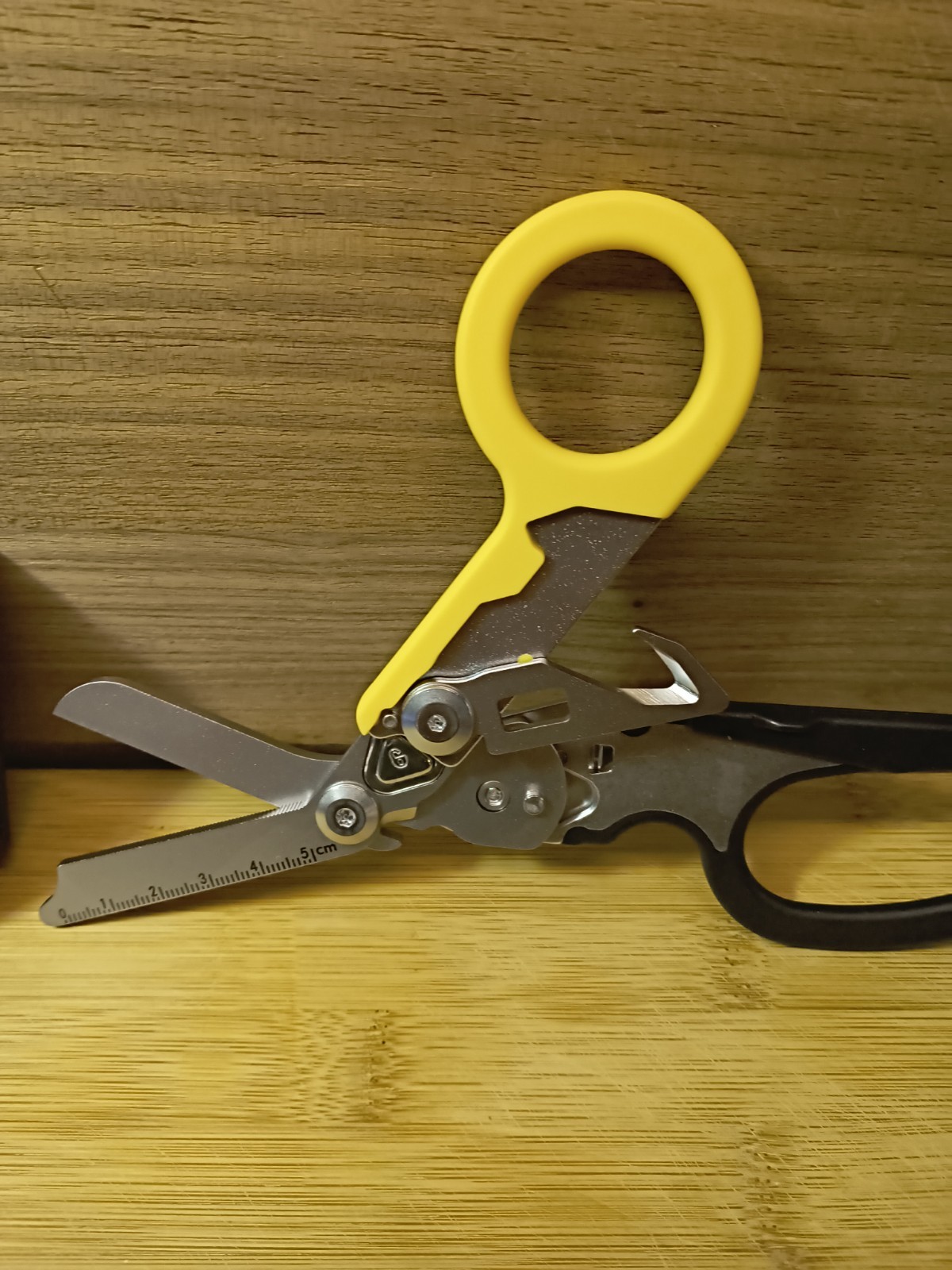 6 In 1 Trauma Shears Multi Tool Compared To Raptor Black/Yellow Carry Case Clip