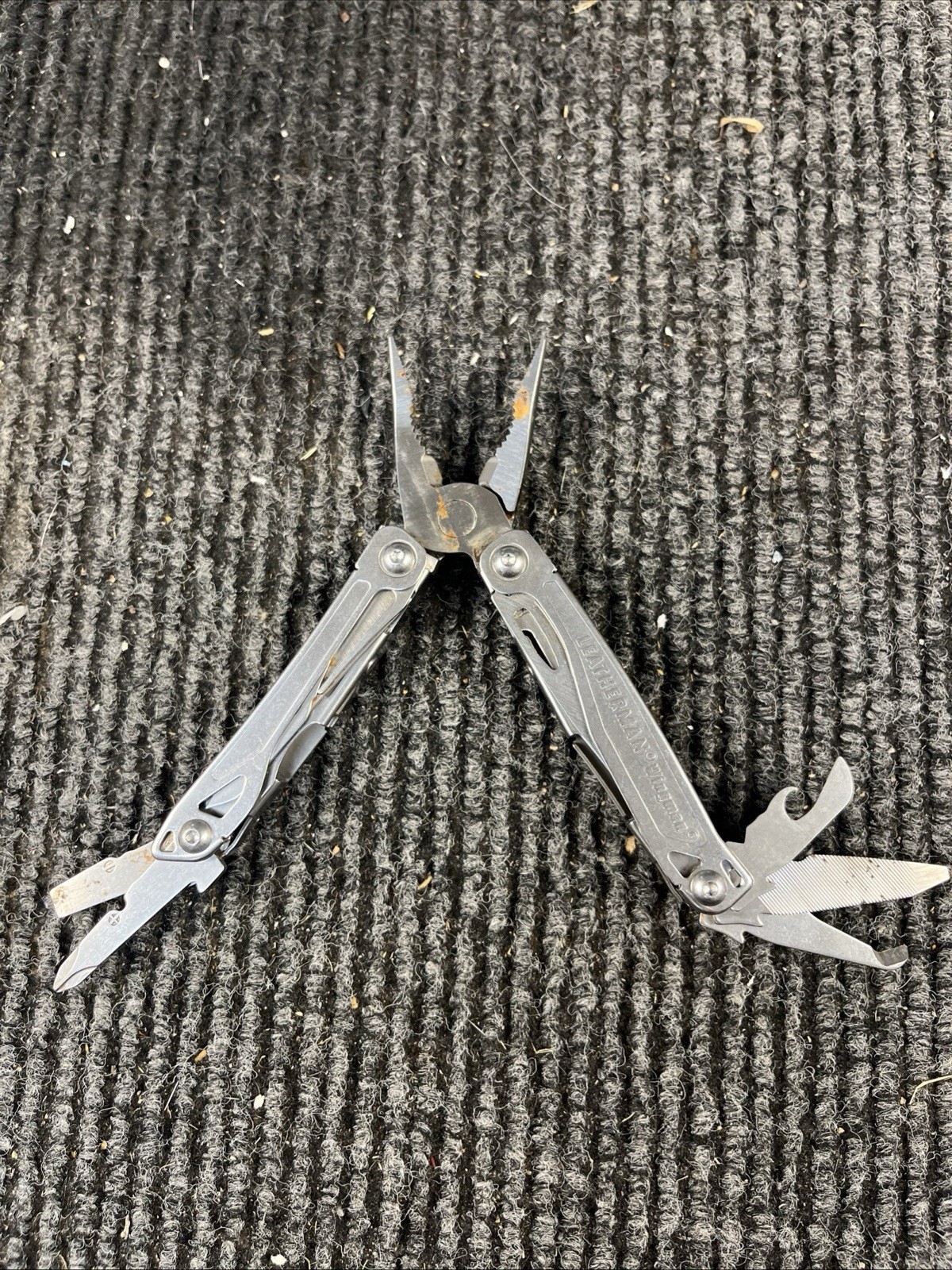 Leatherman Wingman Multitool with 14 tools Needle Nose pliers, wire cutter (025)