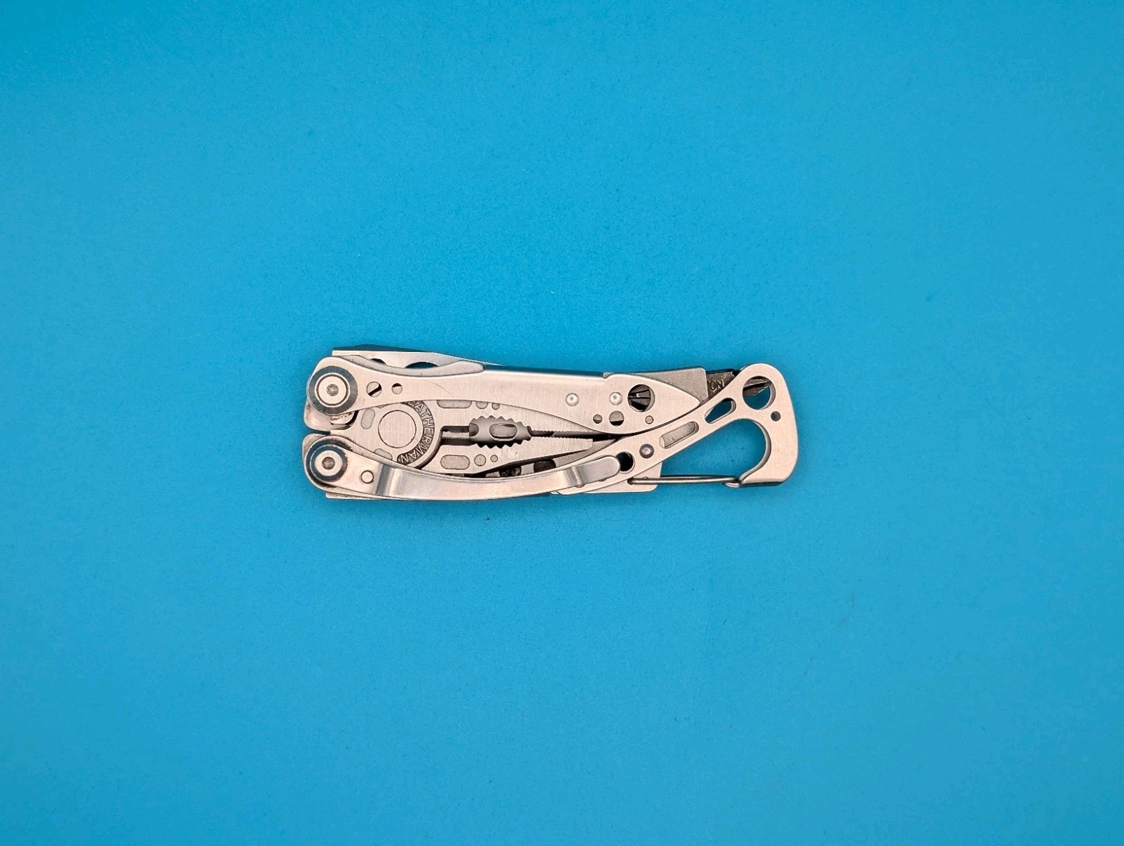 LEATHERMAN Skeletool Multi Tool – Combo Edge Blade Knife Pliers Carabiner!!!