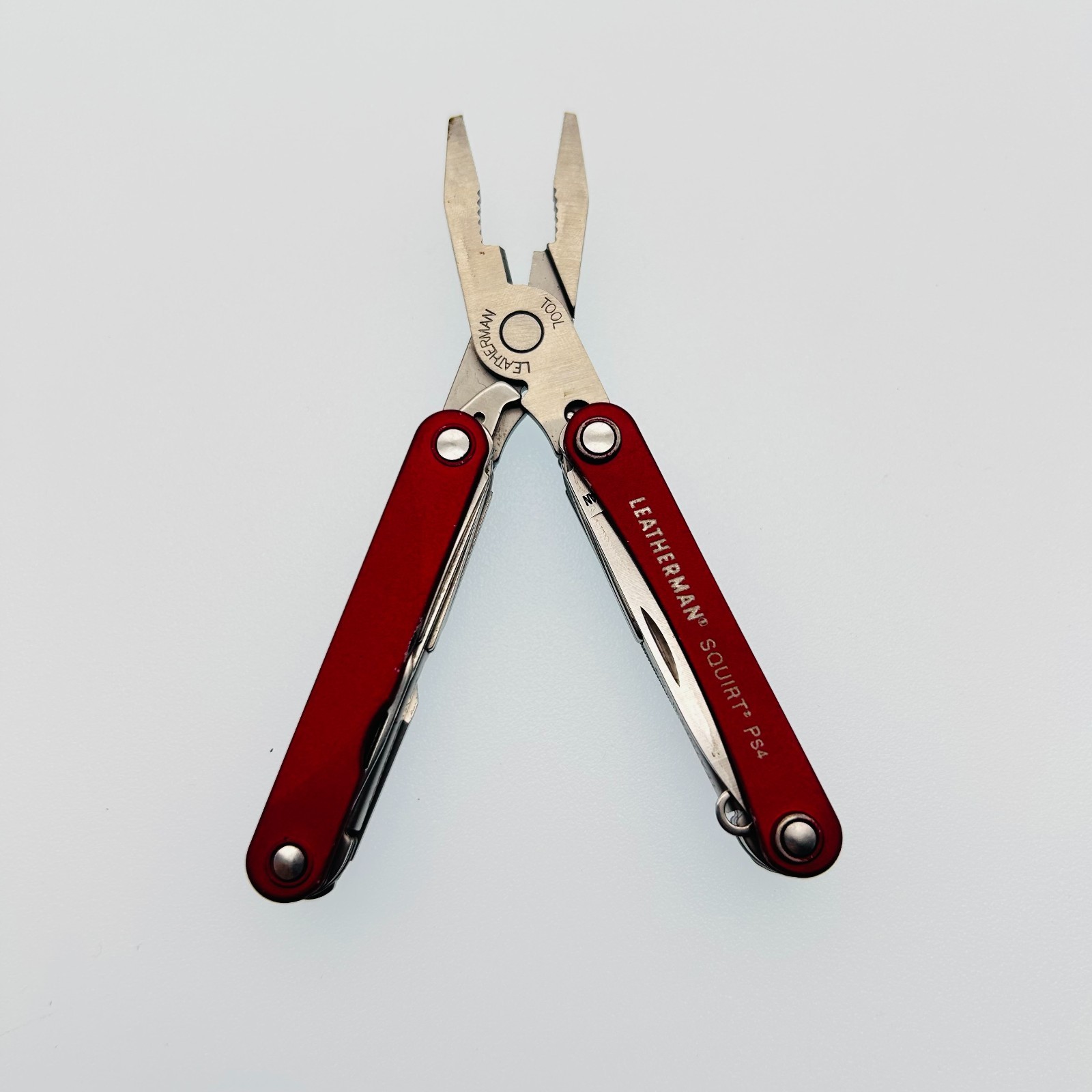 Leatherman Squirt PS4 RED – 8-in-1 Keychain Multi-Tool Discontinued (CODE15)