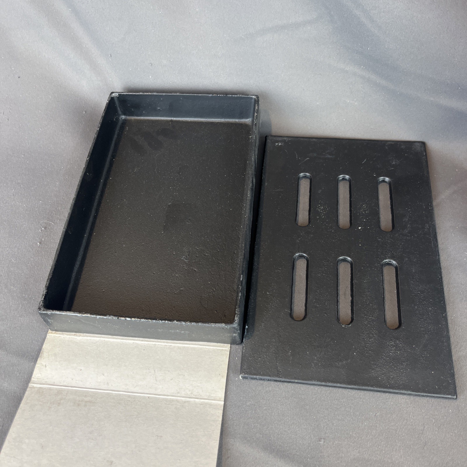 Cast Iron Grill Smoke Box Wood Chip Holder Smoker+ Hickory Smoken Chips Set