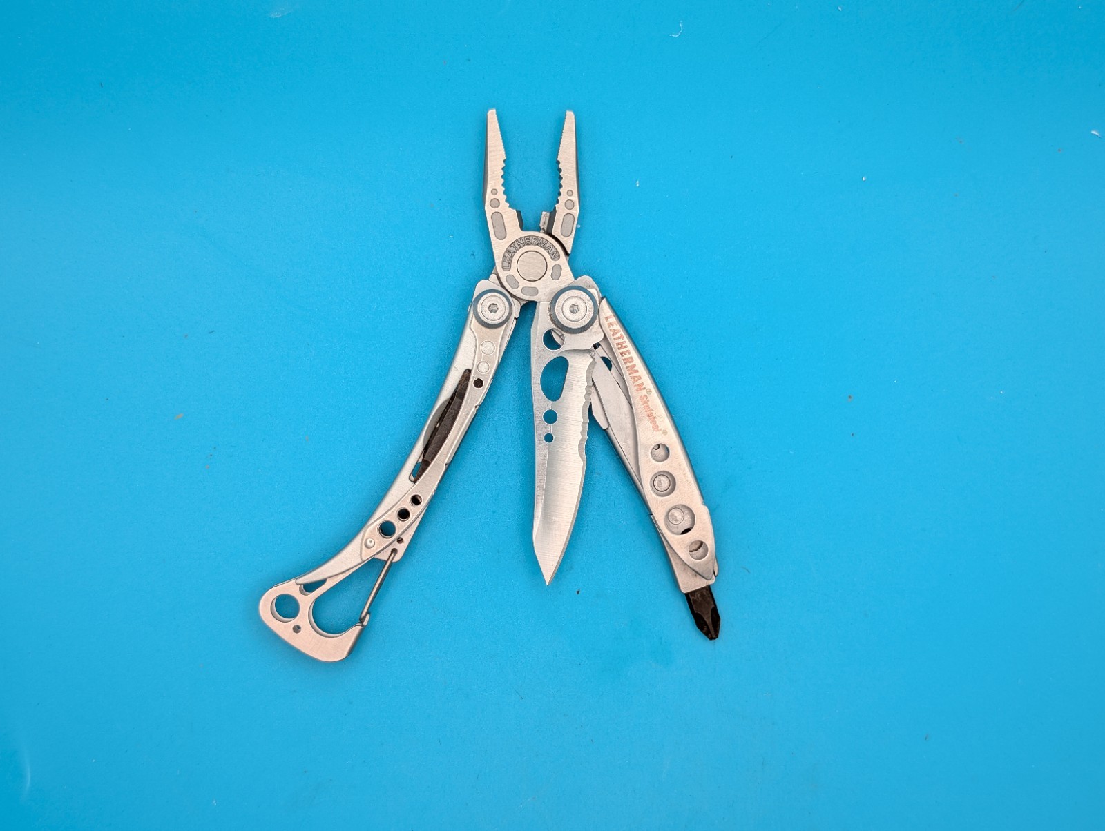 LEATHERMAN Skeletool Multi Tool – Combo Edge Blade Knife Pliers Carabiner!!!