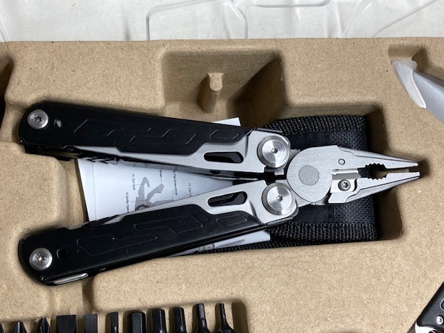 Mossy Oak 18-in-1 Stainless Steel Multi-Tool & Folding Knives Set T2412Q8-03